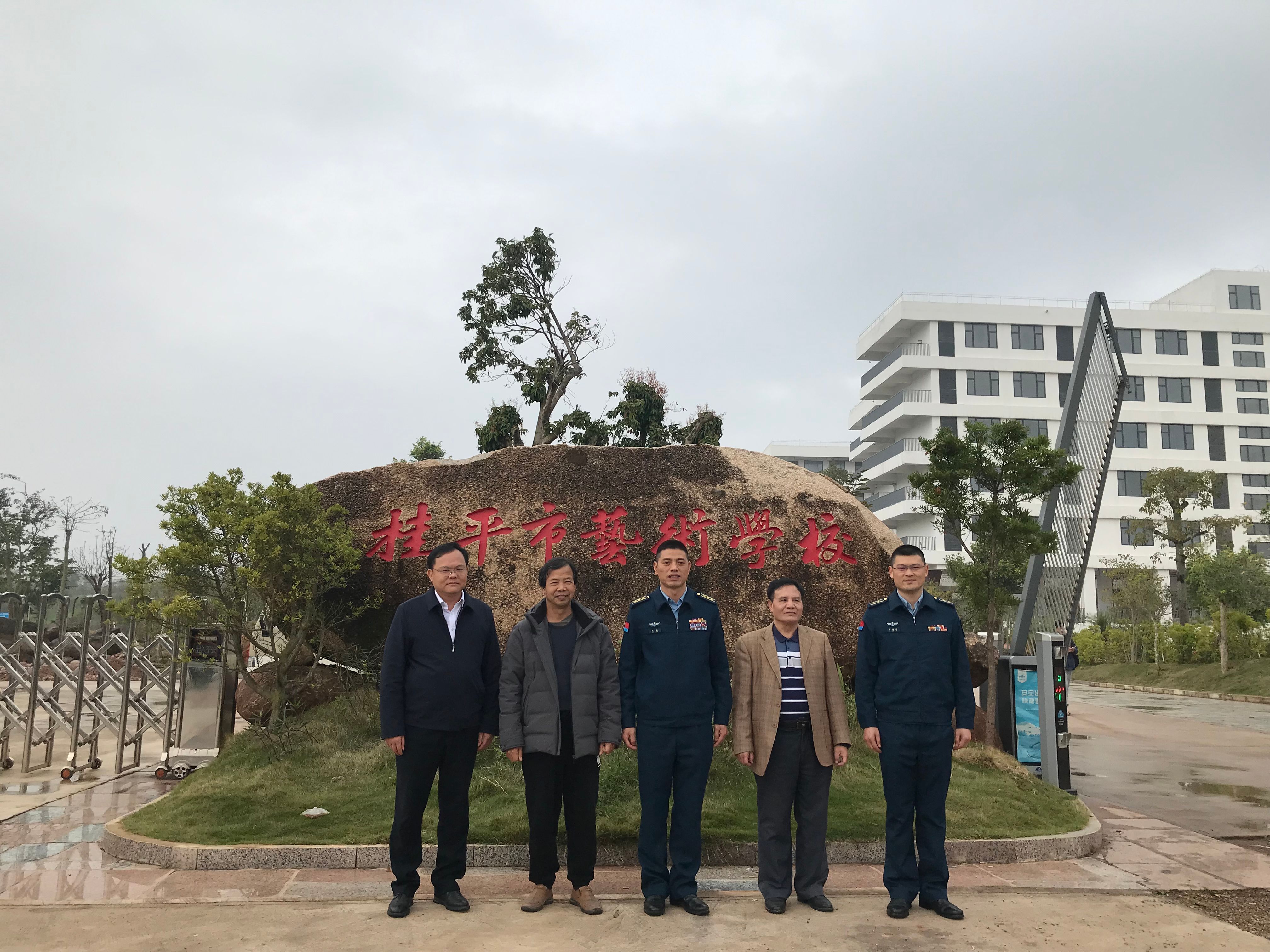 部队首长到我校指导工作丨 乐鱼在线-乐鱼在线（中国）  丨一方水土养育一代人。军民鱼水情，让我们的家园充满阳光、充满生机、充满希望！